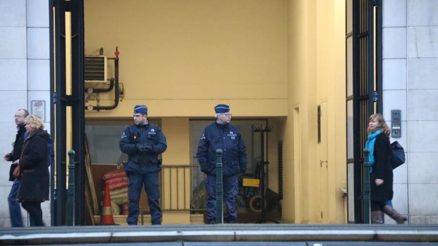 La policia davant l'edifici de la justícia belga on declaren Puigdemont i els quatre consellers cessats