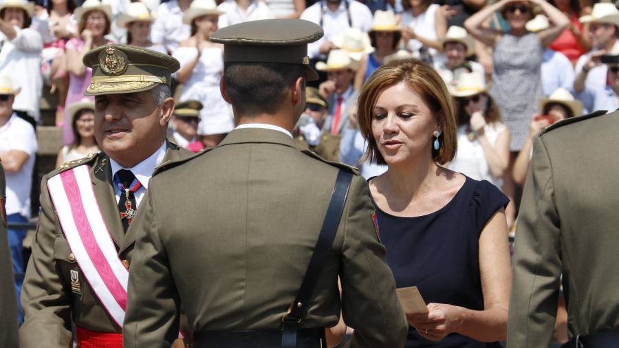 Imatge d'arxiu d'un dels sergents i la ministra de defensa, Maria Dolores de Cospedal, fent entrega del despatx. FOTO: ACN
