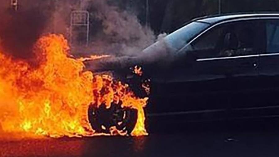 Imagen de archivo de un coche en llamas. FOTO: DT
