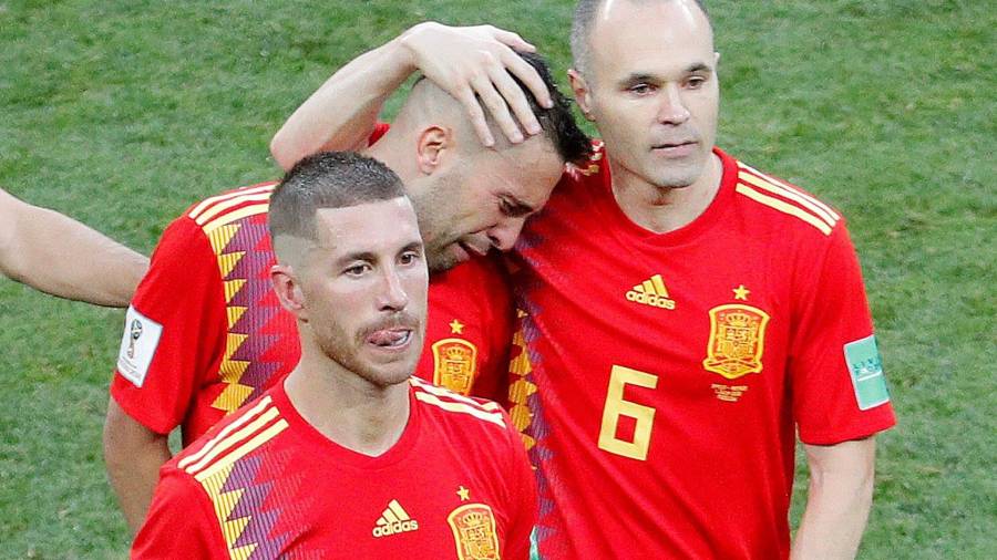Iniesta consuela a Jordi Alba tras la elliminación del Mundial. Sergio Ramons va a su lado. FOTO: EFE