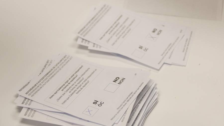 Dues piles de paperetes del referèndum amb el Sí i el No a l'EOI Drassanes de Barcelona. FOTO: ACN