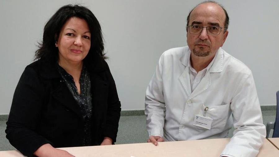 Montserrat Navarro con el director del hospital de El Vendrell, Josep Mercader.