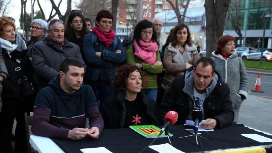 Imagen de tres de los investigados -Edgar Fernández, Mariona Quadrada y Ricard Aragonès- durante la lectura de un comunicado ante los juzgados de Reus. ACN