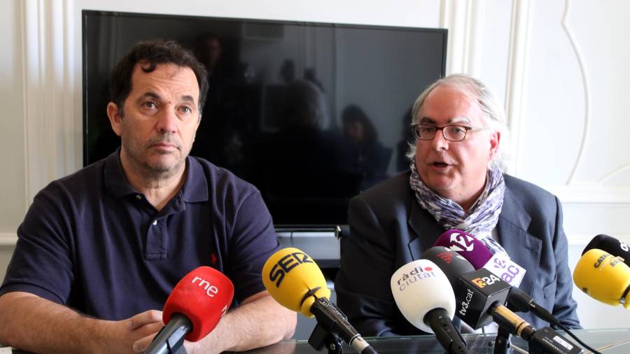 Sebastià Cabré (dreta), presidente de Empresaris de Tarragona (EdT) con Cristian Compte, del grupo Tòtem. FOTO: ACN