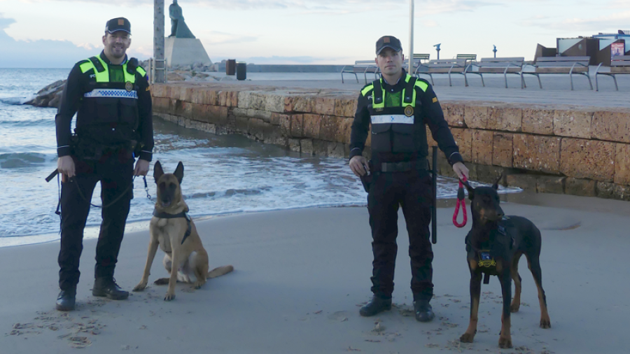 Dos agentes y dos perros policía en Salou. AJUNTAMENT DE SALOU
