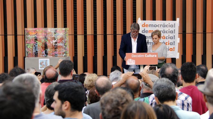 Els actors Pere Arquillué i Rosa Boladeras han estat els encarregats de llegir un manifest que han signat més de 3.000 persones. FOTO: ACN