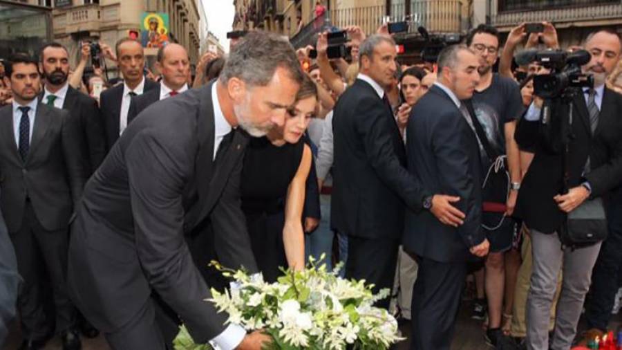 Imagen de la ofrenda del Rey Felipe VI en el homenaje a las víctimas pocos días después de los atentados. FOTO: Casa Real