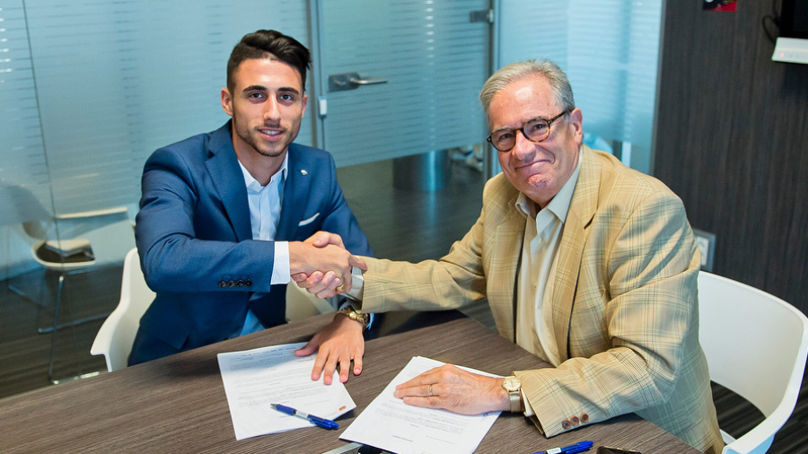 Guillem Jaime firmando su renovación. Foto: Instagram