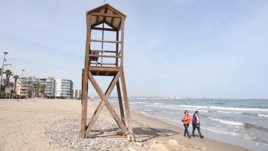 Una de las cuatro torres de vigilancia de la playa de La Pineda. FOTO: Alba Mariné