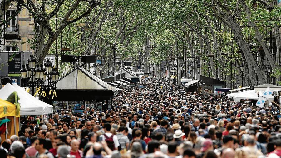 Las Ramblas de Barcelona, abarrotadas ayer de gente. FOTO: efe