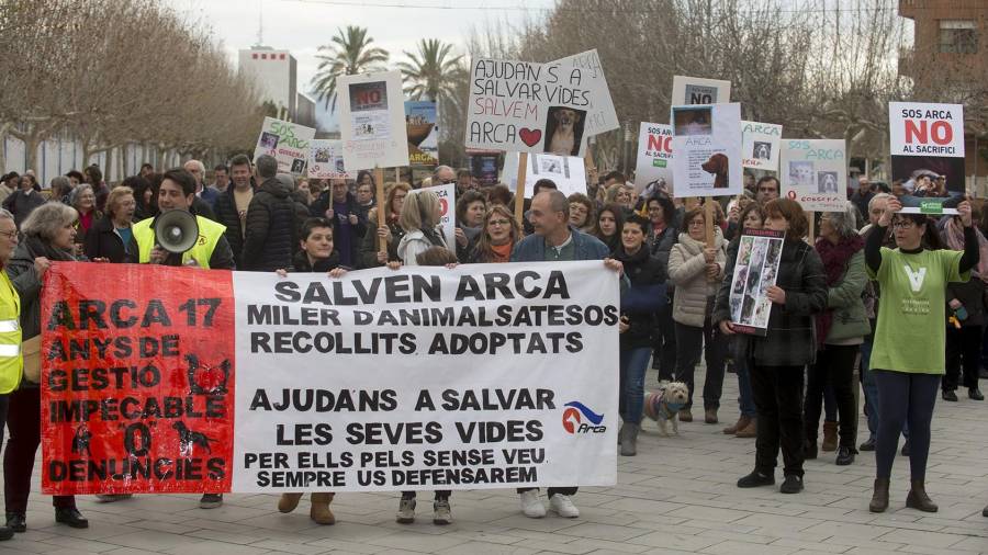 Imatge de la capçalera de la manifestació de la plataforma SOS Arca, ahir al migdia. FOTO: JOAN REVILLAS