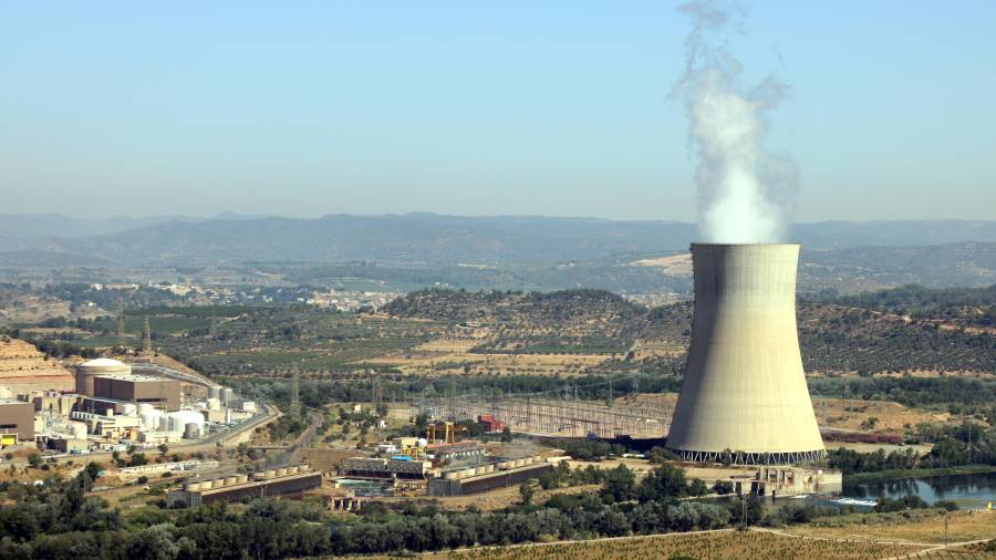 Pla general de la central nuclear d'Ascó, a la Ribera d'Ebre, amb la xemeneia fumejant a la dreta i els dos reactors a l'esquerra. Foto: ACN