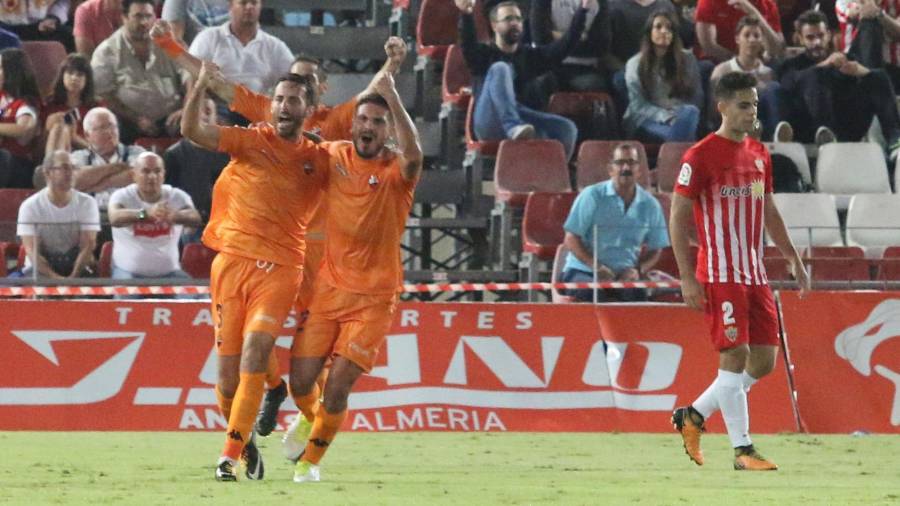 Menéndez y Borja celebran el gol del Reus. Foto: Diario de Almería