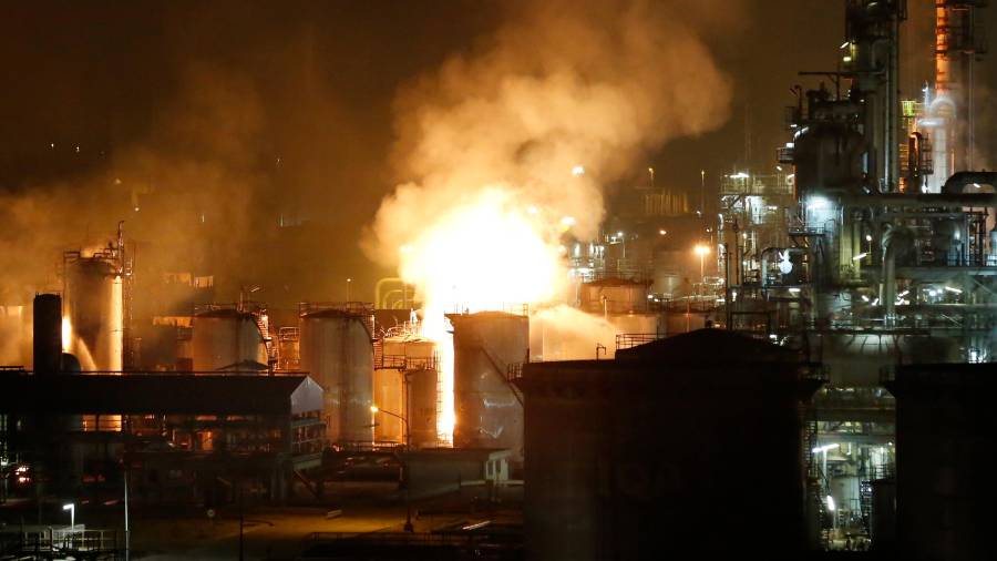 Imagen de la explosión del 14 de enero de 2020 en la planta de Iqoxe. FOTO: PERE FERRÉ