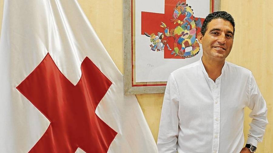 Ramon Grau, ante la bandera de la Creu Roja, entidad que preside en Tarragona. FOTO: lluís milián