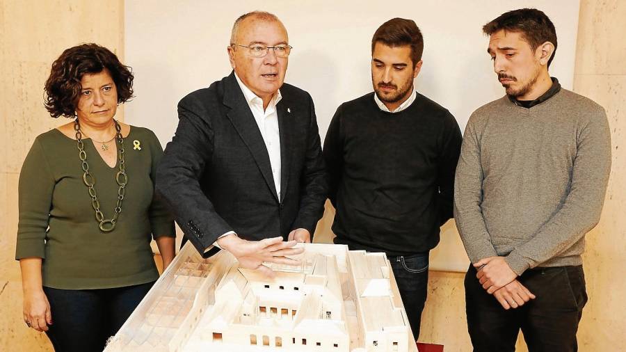 El alcalde, CarlesPellicer, y la concejal de Benestar Social, Montserrat Vilella, presentaron el proyecto junto a los arquitectos, ayer. FOTO: F. A.