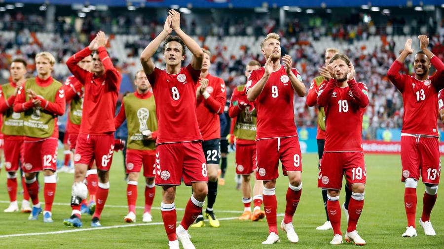 Dinamarca celebra la primera victoria del Mundial con sus aficionados. FOTO: EFE