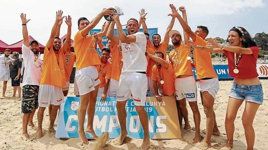 Los jugadores del Torredembarra celebran el triunfo en la arena de La Paella. FOTO: fcf