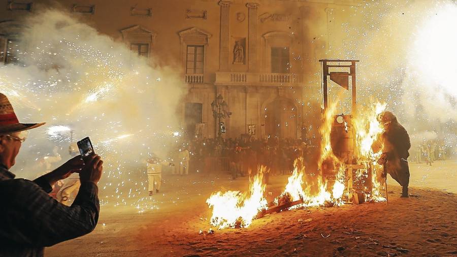 Los grupos de fuego de la ciudad fueron los protagonistas del entierro de la Sardina, en la Plaça de la Font. FOTO: Pere Ferré
