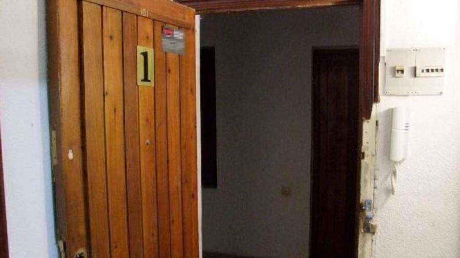 La puerta que forzó el acusado el pasado jueves en un piso de la calle Tortosa. FOTO: CME