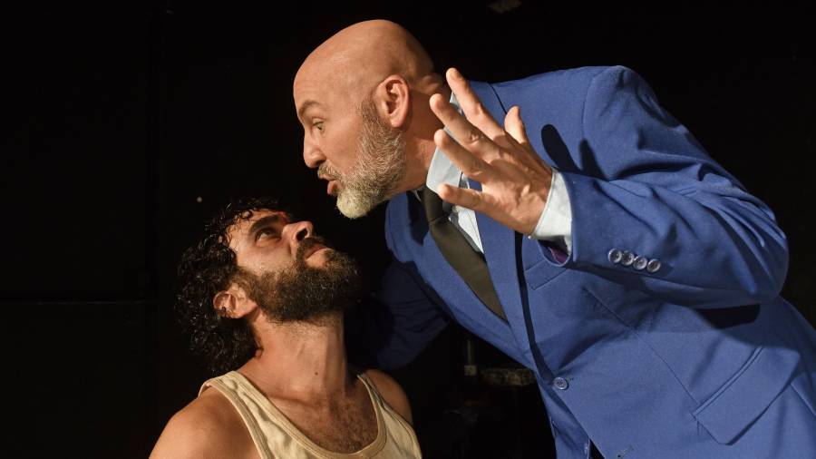 Paco Romero, en el papel del Capitán, agarra del pelo a Pep Linares, que interpreta a Pedro, el torturado. FOTO: Alfredo González