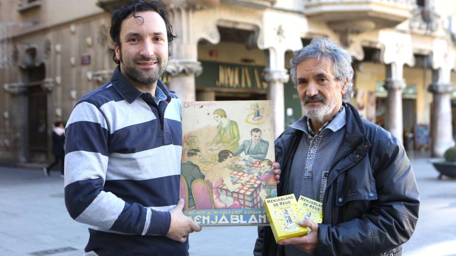 Robert y Josep Franquet con las cajas del preparado de Menjablanc en las manos, delante de la Casa Navàs