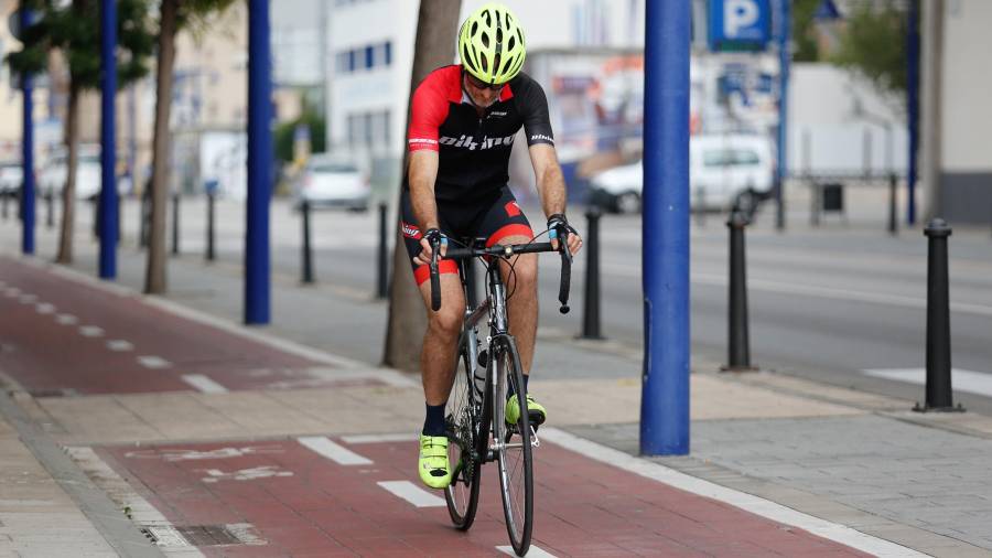 Los ciclistas no están obrigados a ir en casco en los desplazamientos urbanos. FOTO: fabián acidres