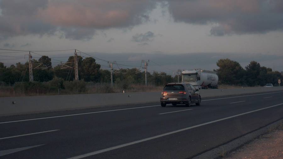 El coche que iba a 227 km/h por la autovía a su paso por Mont-roig. FOTO: CME