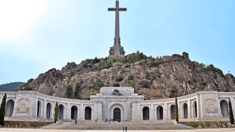La Ley de Memoria Histórica de 2007 consagra el Valle de los Caídos como un lugar destinado a la conmemoración, recuerdo y homenaje de los fallecidos en la guerra civil
