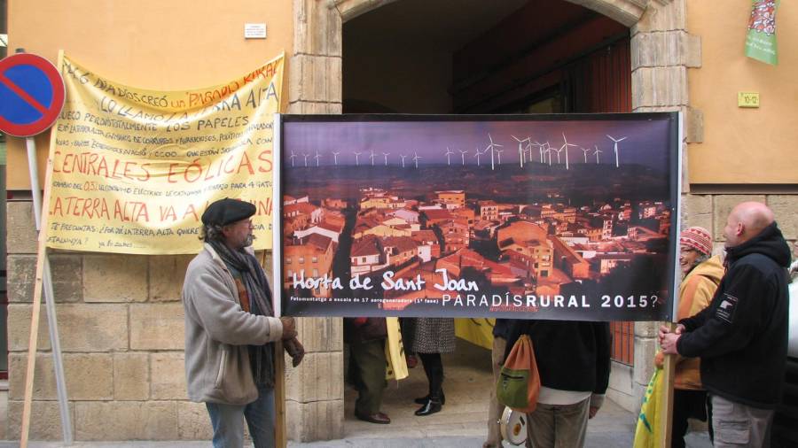 Imatge d'arxiu de veïns d'Horta de Sant Joan protestant contra la tramitació del parc eòlic dels Pesells davant la Comissió d'Urbanisme de les Terres de l'Ebre. ACN