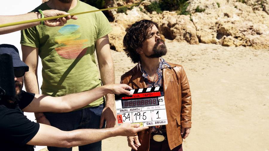 Peter Dinklage, que interpreta a Tyrion Lannister en ‘Juego de Tronos’, durante el rodaje de ‘La vida nuestra’ en la Platja dels Capellans de Tarragona.