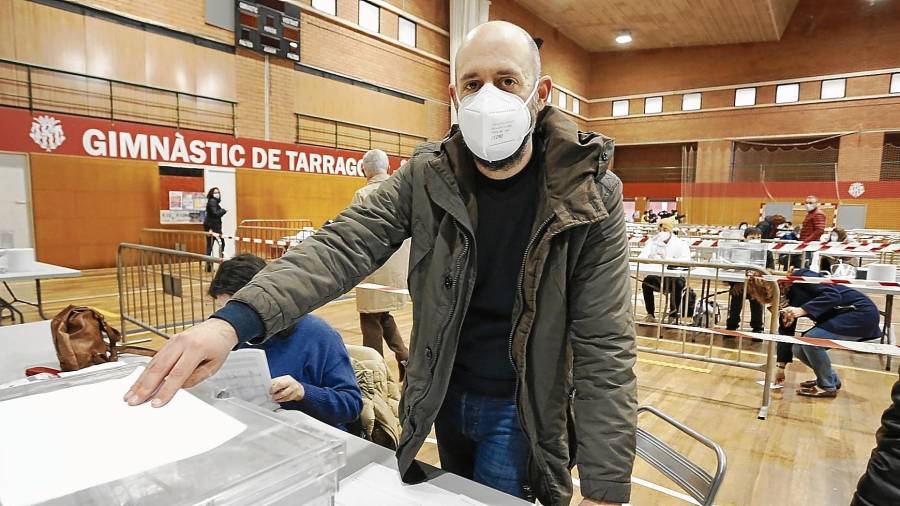 Adrià Salvador ejerció de presidente de una mesa electoral en el pabellón del Nàstic, en Tarragona. El espacio se convirtió en colegio electoral debido a la Covid. FOTO: Pere Ferré