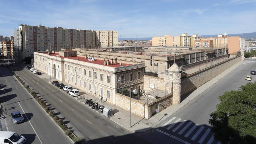 La prisión, el miércoles, con su entorno ya urbanizado. FOTO: Pere Ferré