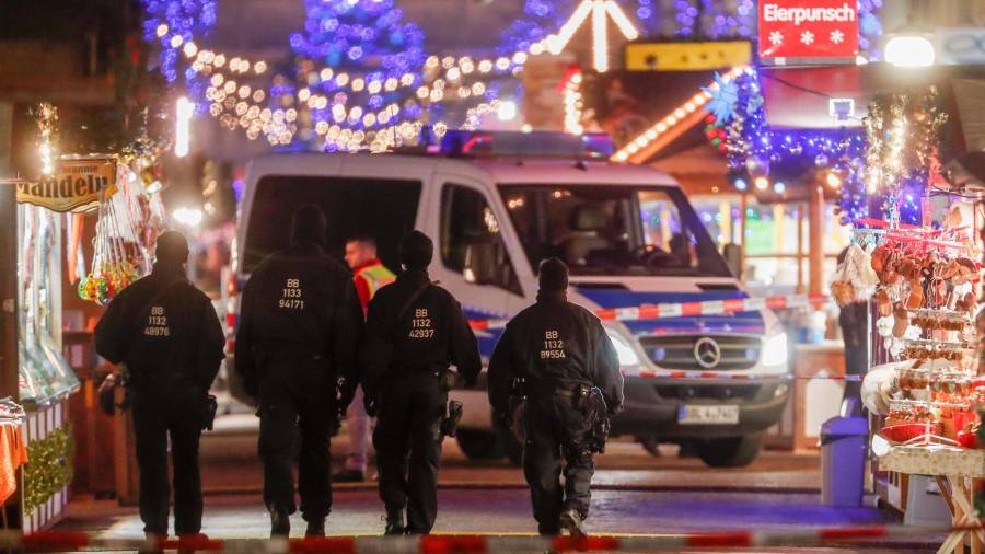 Varios policías, trabajando en las inmediaciones del mercado navideño de Postdam. FOTO: efe