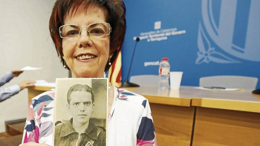 Herminia Garcia, mostrant una fotografia del seu pare –Isidre Garcia–que fou afusellat el 15 de juliol de 1939 a Tarragona.