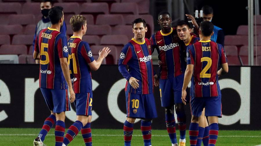 Los futbolistas del FC Barcelona celebran uno de los cinco goles que le marcaron al Ferencvaros en la primera jornada de la Liga de Campeones 2020/21