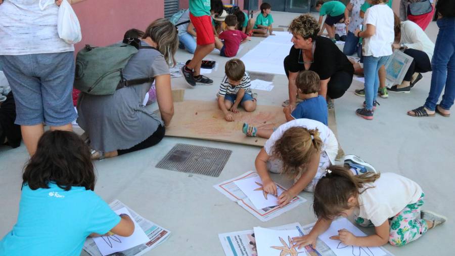 Nens fent tallers de dibuix al CEIP Enxaneta de Valls, aquest 29 de setembre de 2017. ACN
