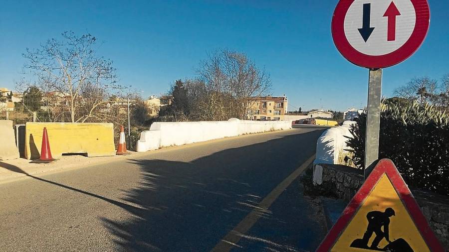 La señalización está a punto para poder iniciar las obras de mejora del puente de Santa Oliva este mismo lunes. FOTO: JMB