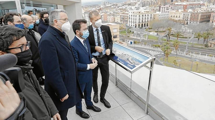 El presidente de la Generalitat, Pere Aragonès, hizo su primera visita al puerto. FOTO: PERE FERRÉ