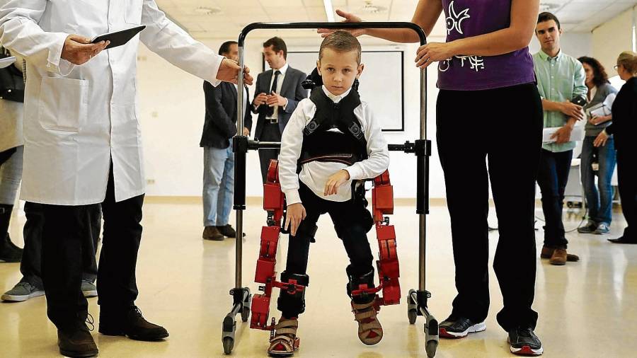 Jens, un niño de 5 años, usa el primer y único exoesqueleto pediátrico portable del mundo. FOTO: EFE