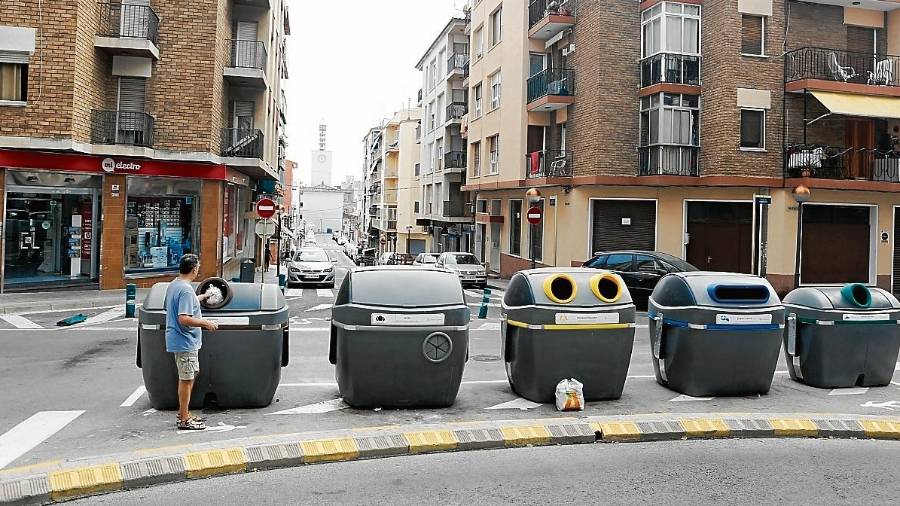 Los contenedores de superficie en el barrio del Eixample Platja. FOTO: ALBA MARINÉ