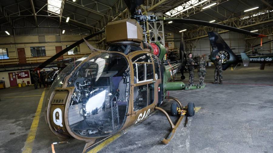 Vista de un helicóptero Gazelle en un hangar cerca del lugar del accidente entre dos helicópteros militares en Cabasse, al sur de Francia