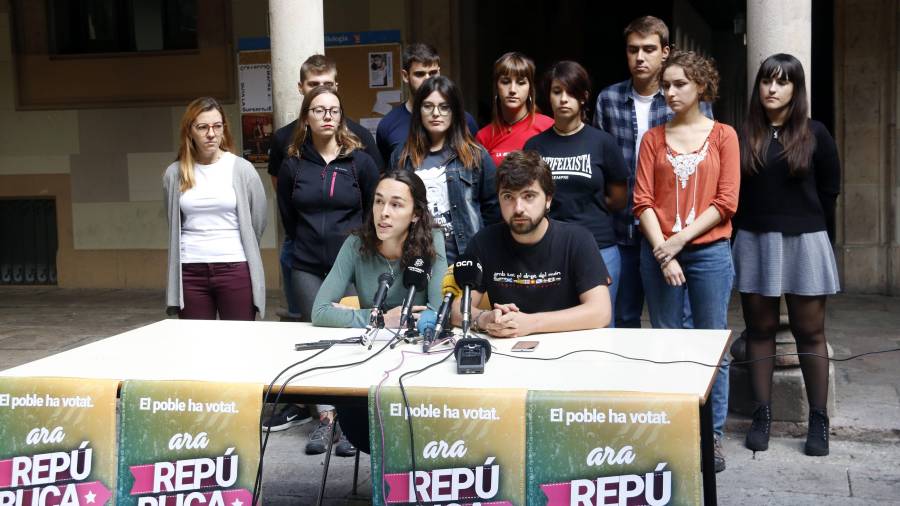 Els portaveus d'Universitats per la República, Aina Delgado i Jordi Vives, amb representants d'altres entitats de la plataforma. FOTO: ACN