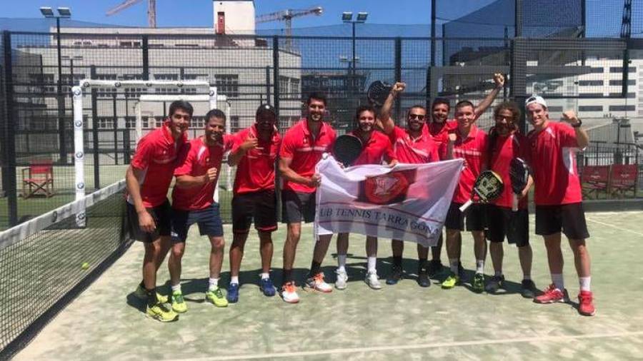 El equipo masculino del Club Tennis Tarragona, celebrando su clasificación. FOTO: CTT