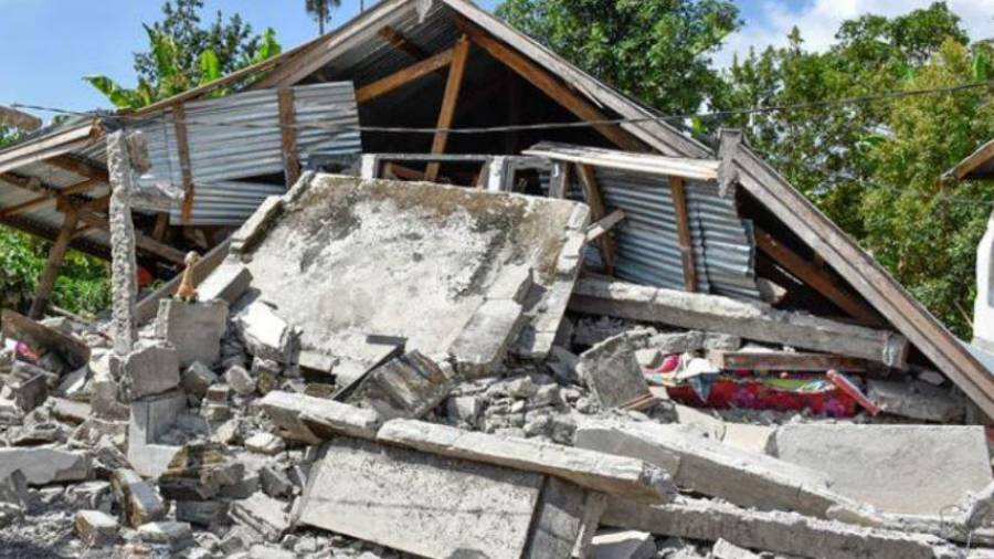 Imagen del estado en que han quedado algunas de las casas tras el terremoto. EFE