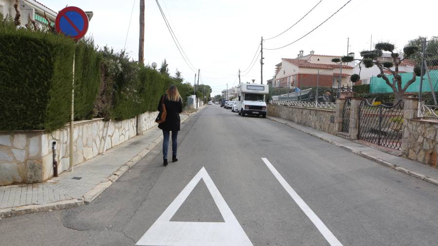Coches aparcados en la parte derecha de la calle de Sant Pere Pescador, en la urbanización de Cambrils Mediterrani. En el inicio de la vía está la señal de prohibido estacionar. FOTO: ALBA MARINÉ
