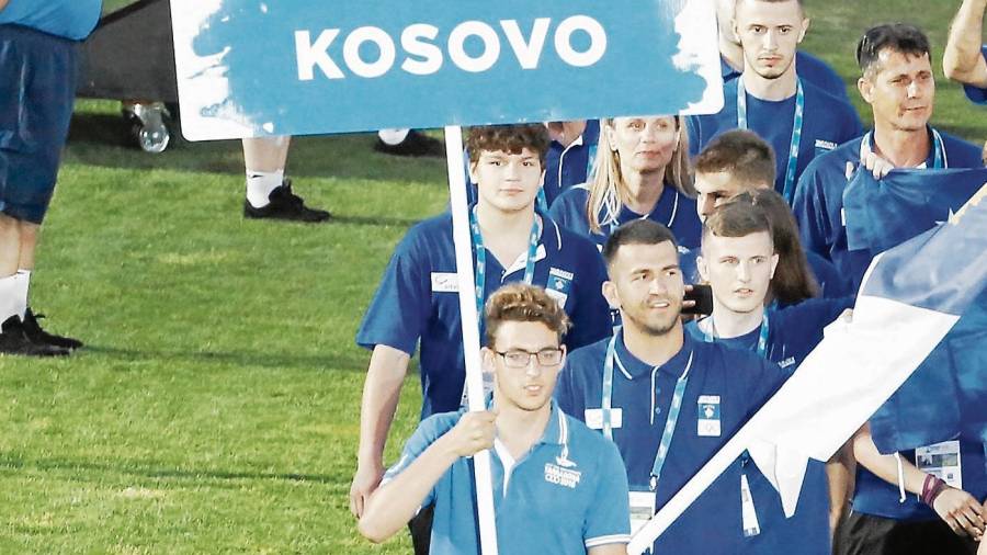 Joan Artigas sosteniendo el cartel de Kosovo durante la inauguraci&oacute;n en el Nou Estadi. FOTO: Pere Ferr&eacute;