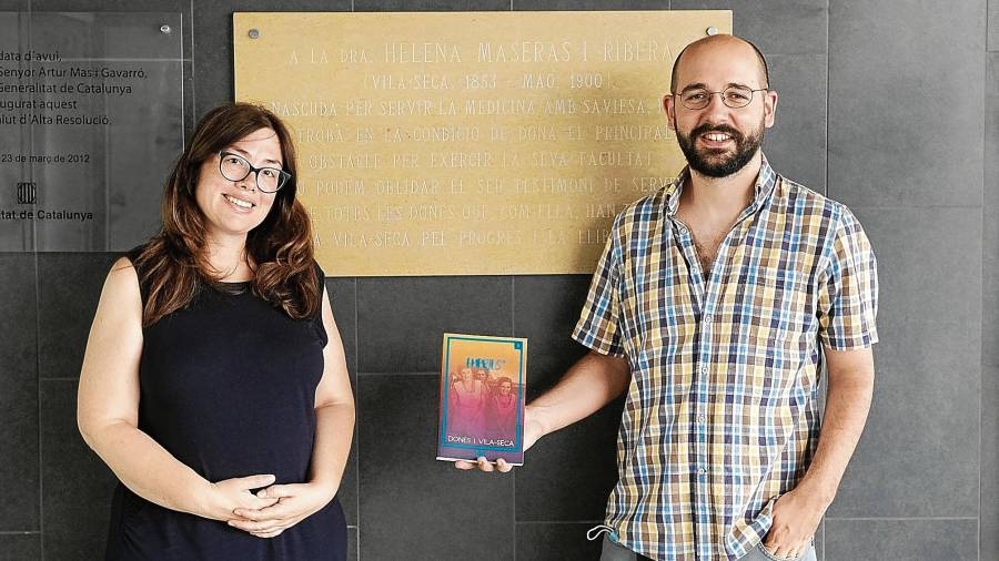 Pineda Vaquer y Ginés Puente enfrente de la placa del CAP de Vila-seca con el libro del Centre d’Estudis Vila-secans que habla de Maseras.