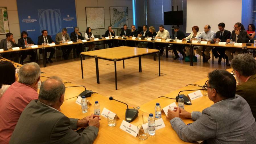 Gran pla general de la reunió entre el Govern i els alcaldes de l'Ebre, el Camp de Tarragona i el Penedès celebrada el 24 de juliol de 2017 per abordar la problemàtica de l'N-340. Foto: ACN