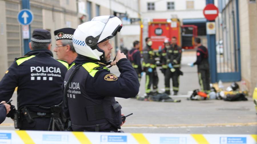 Un agente de la Guardia Urbana de Barcelona durante las tareas de atención a una explosión en una fábrica de productos químicos de la Verneda. FOTO: ACN